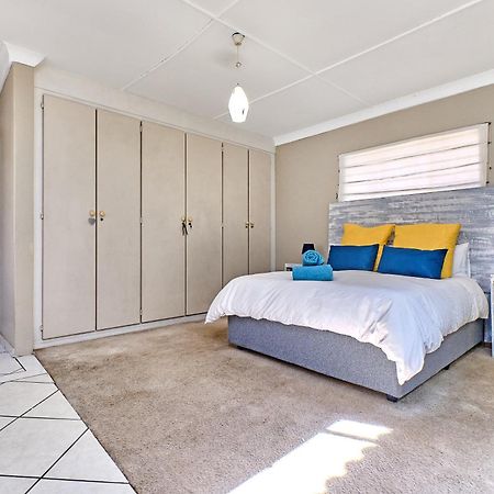 Large 1 Bedroom Cottage, 15 Min From Or Tambo Airport, With Backup Power And Water 杰米斯顿 外观 照片